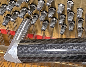 Stimmhammer, dessen Kopf exakt mit dem Stimmwirbel verzahnt ist.