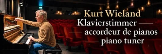 Klavierstimmer Kurt Wieland beim Stimmen eines Klaviers im Kinosaal, mit Schriftzug auf Deutsch, Französisch und Englisch.